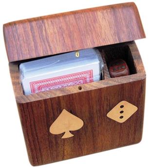 JEU DE CARTES ET DES ET SA  BOITE EN BOIS